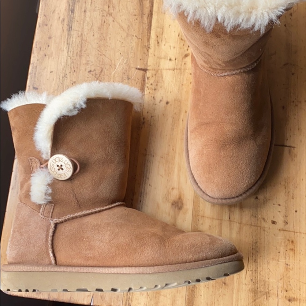 Button UGG Size 7